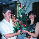 Julie Delbridge ojentaa Neil ODonnellille kukkia